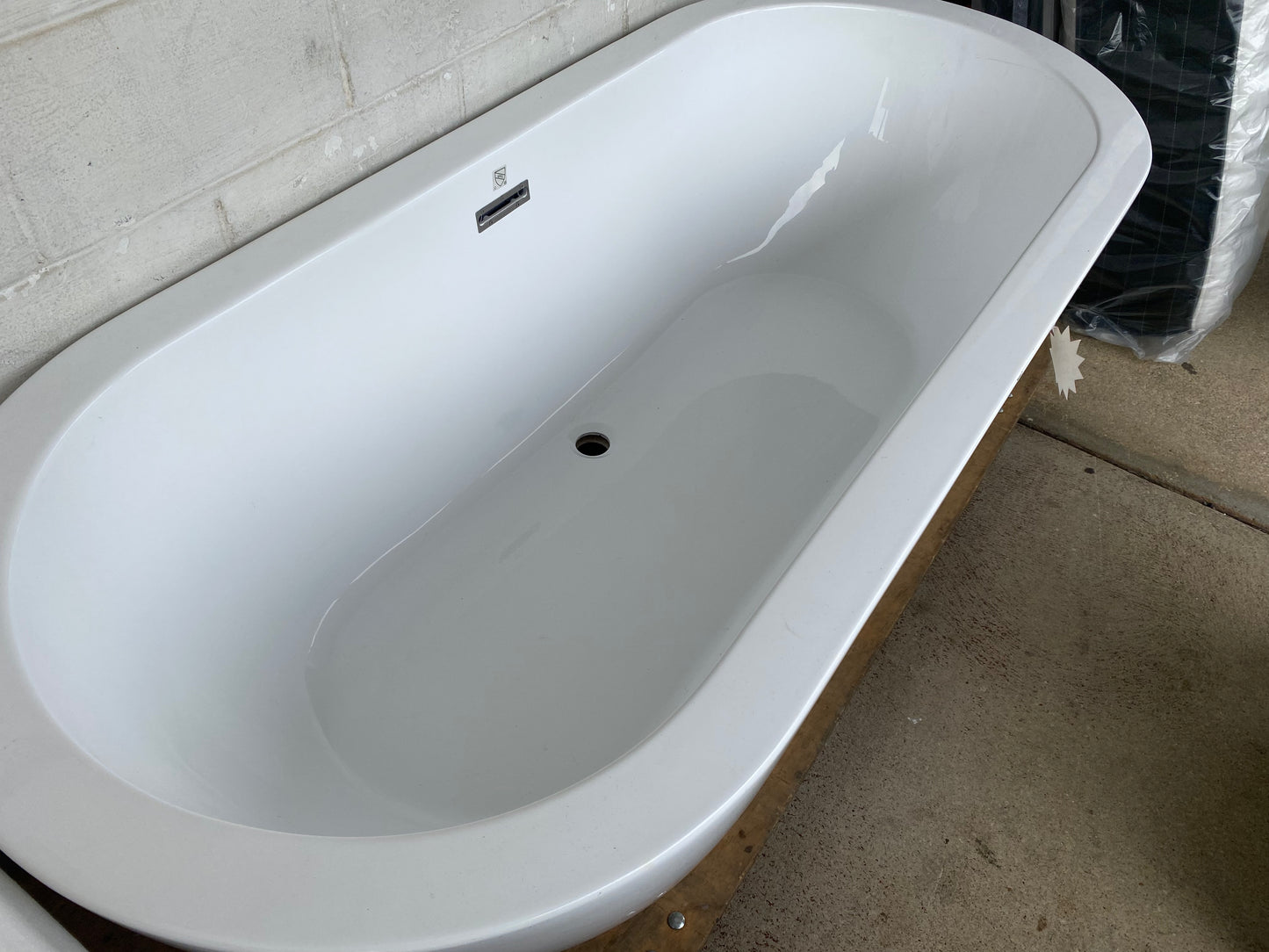 Freestanding Soaking Tub – Scratch & Dent Sale – $399