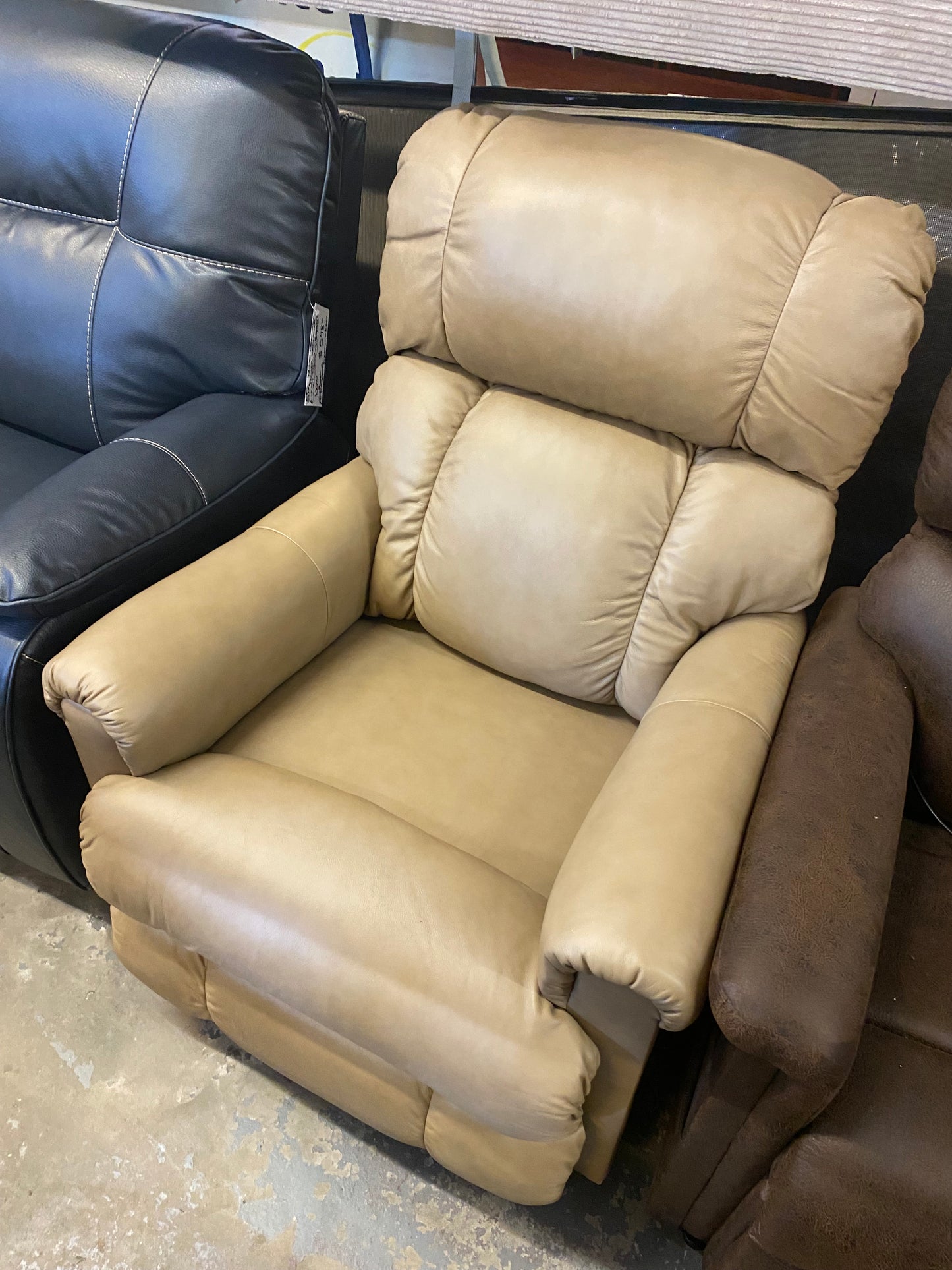 La-Z-Boy® Pinnacle Leather Swivel-Rocker (Preowned)