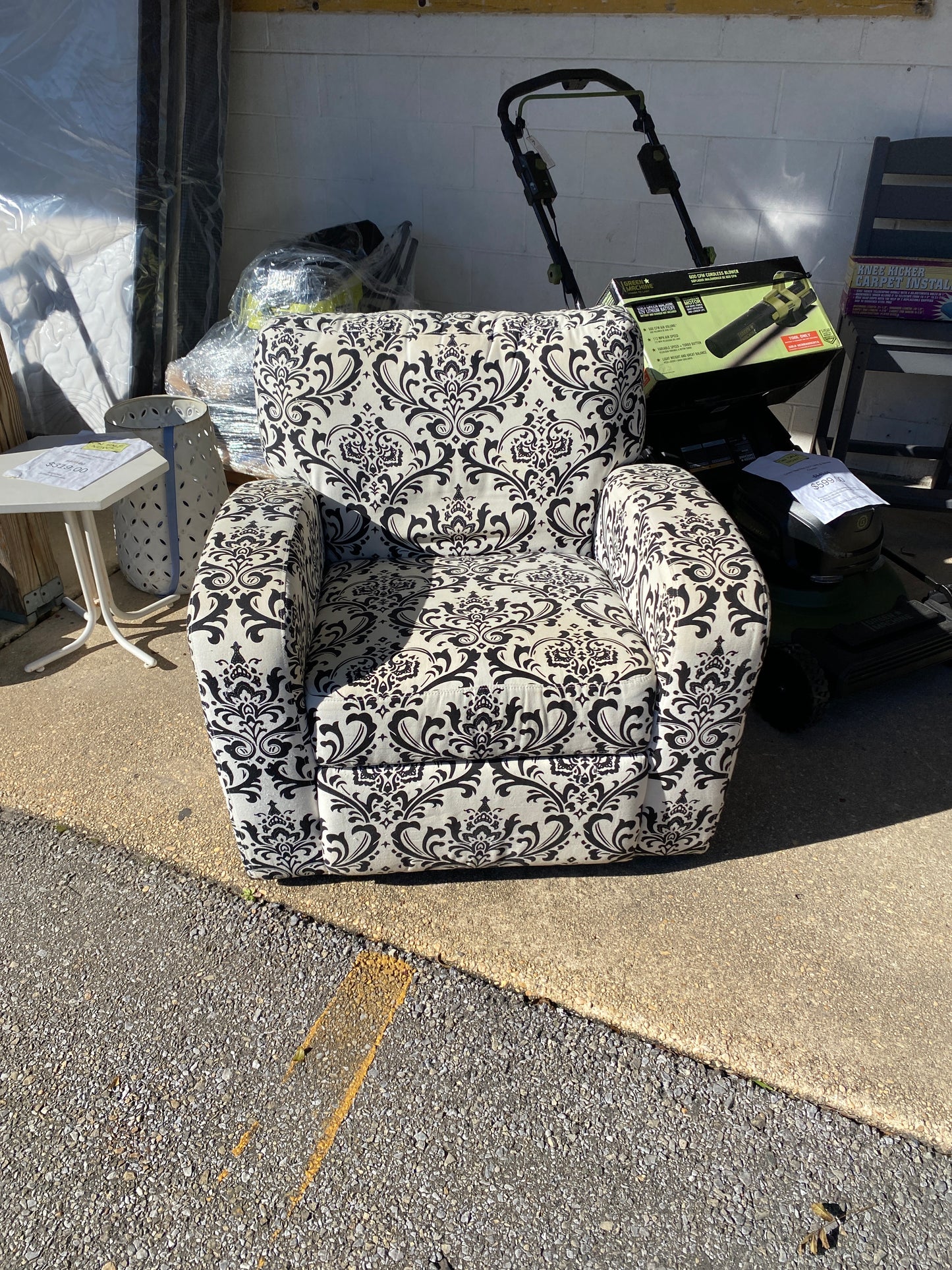 Stylish Damask Push-Back Recliner
